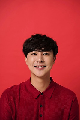 포토 JPG 스튜디오촬영 남자 컬러 사진 모션 실내 표정 한명 웃음 상반신 20대 성인 앞모습 빨간색 한국인 다홍색 빨간배경 남자한명만 성인남자한명만 국내포토 1 뷰포인트 백그라운드 사람 동양인 청년 내부 남자만 성인남자만 파일형식