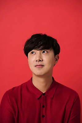 포토 JPG 스튜디오촬영 남자 컬러 사진 모션 실내 표정 한명 상반신 20대 성인 앞모습 빨간색 한국인 올려보기 다홍색 빨간배경 남자한명만 성인남자한명만 국내포토 1 뷰포인트 백그라운드 사람 동양인 청년 내부 남자만 성인남자만 파일형식