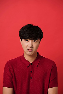 포토 JPG 스튜디오촬영 남자 컬러 사진 모션 실내 표정 한명 상반신 20대 성인 앞모습 빨간색 한국인 삐침 다홍색 빨간배경 토라짐 남자한명만 성인남자한명만 국내포토 1 감정 뷰포인트 백그라운드 컨셉 사람 동양인 청년 내부 남자만 성인남자만 파일형식