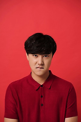 포토 JPG 스튜디오촬영 남자 컬러 사진 모션 실내 표정 한명 상반신 20대 성인 앞모습 빨간색 한국인 분노 다홍색 빨간배경 남자한명만 성인남자한명만 입술깨물기 국내포토 1 감정 뷰포인트 백그라운드 사람 동양인 청년 내부 남자만 성인남자만 파일형식