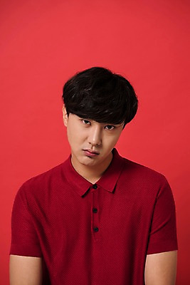 포토 JPG 스튜디오촬영 남자 컬러 사진 모션 실내 표정 한명 상반신 20대 성인 앞모습 빨간색 한국인 삐침 다홍색 빨간배경 토라짐 남자한명만 성인남자한명만 국내포토 1 감정 뷰포인트 백그라운드 컨셉 사람 동양인 청년 내부 남자만 성인남자만 파일형식