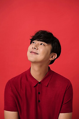 포토 JPG 스튜디오촬영 남자 컬러 사진 모션 실내 표정 한명 미소 상반신 20대 성인 앞모습 빨간색 한국인 올려보기 다홍색 빨간배경 남자한명만 성인남자한명만 국내포토 1 뷰포인트 백그라운드 사람 동양인 청년 내부 남자만 성인남자만 파일형식