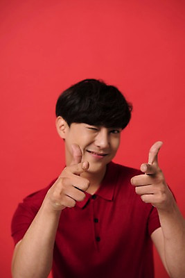 포토 JPG 스튜디오촬영 남자 컬러 사진 모션 실내 표정 윙크 한명 웃음 손짓 상반신 20대 성인 앞모습 빨간색 한국인 권총모양 다홍색 빨간배경 사랑의총알 남자한명만 성인남자한명만 국내포토 1 뷰포인트 백그라운드 사람 동양인 청년 내부 남자만 성인남자만 파일형식