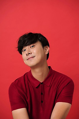 포토 JPG 스튜디오촬영 남자 컬러 사진 모션 실내 표정 한명 미소 상반신 20대 성인 앞모습 빨간색 한국인 다홍색 빨간배경 남자한명만 성인남자한명만 국내포토 1 뷰포인트 백그라운드 사람 동양인 청년 내부 남자만 성인남자만 파일형식