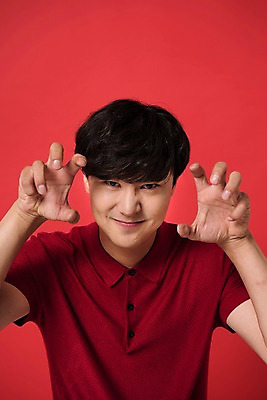 포토 JPG 스튜디오촬영 남자 컬러 장난 사진 모션 실내 표정 한명 미소 손짓 상반신 20대 성인 앞모습 빨간색 한국인 개구쟁이 다홍색 빨간배경 남자한명만 성인남자한명만 국내포토 1 뷰포인트 백그라운드 사람 동양인 청년 내부 남자만 성인남자만 파일형식