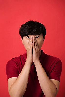포토 JPG 스튜디오촬영 남자 컬러 사진 모션 실내 표정 한명 상반신 20대 성인 앞모습 빨간색 놀람 한국인 입가림 얼굴가리기 다홍색 빨간배경 남자한명만 성인남자한명만 국내포토 1 감정 뷰포인트 백그라운드 사람 동양인 청년 내부 가림 남자만 성인남자만 파일형식