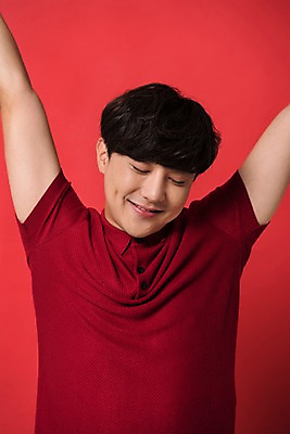 포토 JPG 스튜디오촬영 남자 컬러 사진 모션 실내 표정 한명 미소 상반신 20대 성인 앞모습 빨간색 눈감음 스트레칭 한국인 기지개 다홍색 빨간배경 남자한명만 성인남자한명만 국내포토 1 뷰포인트 백그라운드 사람 동양인 청년 내부 운동 남자만 성인남자만 파일형식