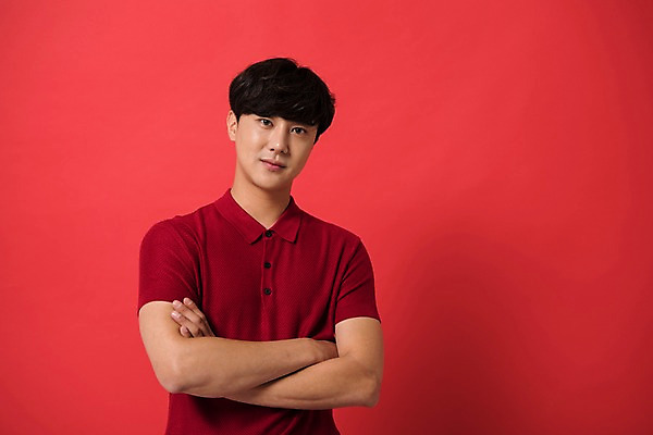 포토 JPG 스튜디오촬영 남자 컬러 사진 모션 실내 표정 한명 미소 상반신 20대 성인 앞모습 빨간색 팔짱 한국인 다홍색 빨간배경 남자한명만 성인남자한명만 국내포토 1 뷰포인트 백그라운드 사람 동양인 청년 내부 남자만 성인남자만 파일형식