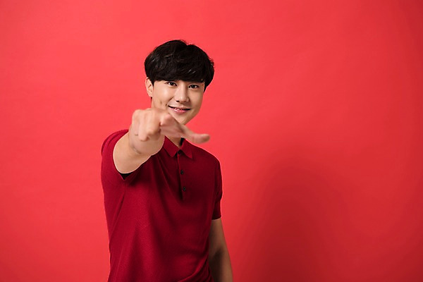 포토 JPG 스튜디오촬영 남자 컬러 사진 모션 실내 표정 한명 웃음 상반신 20대 성인 앞모습 아웃포커스 빨간색 한국인 가리킴 포인트 다홍색 빨간배경 남자한명만 성인남자한명만 국내포토 1 뷰포인트 백그라운드 촬영기법 사람 동양인 손짓 청년 내부 금융 남자만 성인남자만 파일형식
