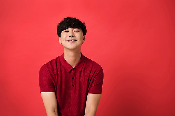 포토 JPG 스튜디오촬영 남자 컬러 사진 모션 실내 표정 한명 웃음 상반신 20대 성인 앞모습 빨간색 한국인 다홍색 빨간배경 남자한명만 성인남자한명만 국내포토 1 뷰포인트 사람 동양인 청년 내부 남자만 성인남자만 파일형식 인종 성인만