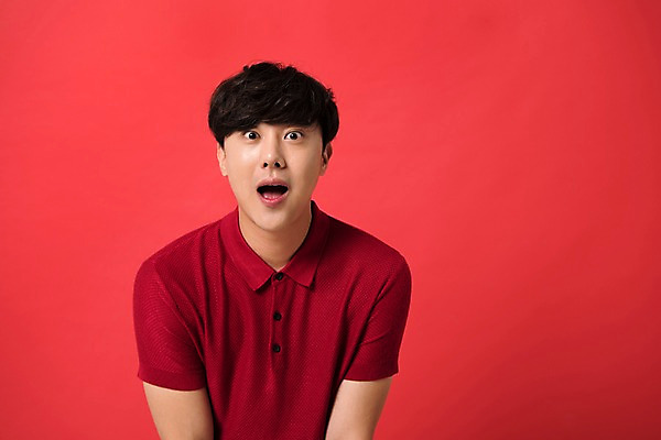 포토 JPG 스튜디오촬영 남자 컬러 사진 모션 실내 표정 한명 상반신 20대 성인 앞모습 빨간색 놀람 한국인 다홍색 빨간배경 남자한명만 성인남자한명만 국내포토 1 감정 뷰포인트 백그라운드 사람 동양인 청년 내부 남자만 성인남자만 파일형식