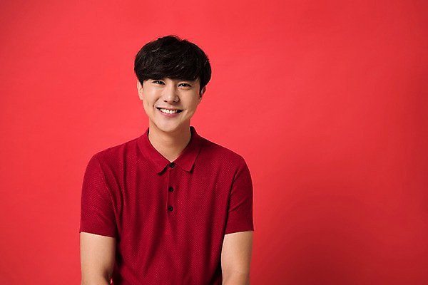 포토 JPG 스튜디오촬영 남자 컬러 사진 모션 실내 표정 한명 웃음 상반신 20대 성인 앞모습 빨간색 한국인 다홍색 빨간배경 남자한명만 성인남자한명만 국내포토 1 뷰포인트 백그라운드 사람 동양인 청년 내부 남자만 성인남자만 파일형식