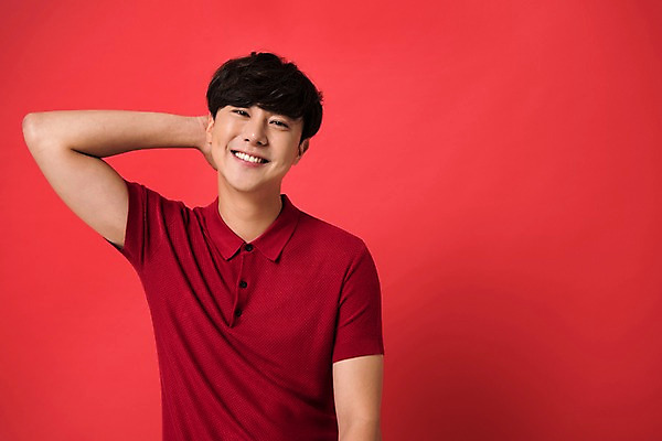 포토 JPG 스튜디오촬영 남자 컬러 사진 모션 실내 표정 한명 웃음 상반신 20대 성인 앞모습 빨간색 한국인 다홍색 빨간배경 남자한명만 성인남자한명만 국내포토 1 뷰포인트 백그라운드 사람 동양인 청년 내부 남자만 성인남자만 파일형식