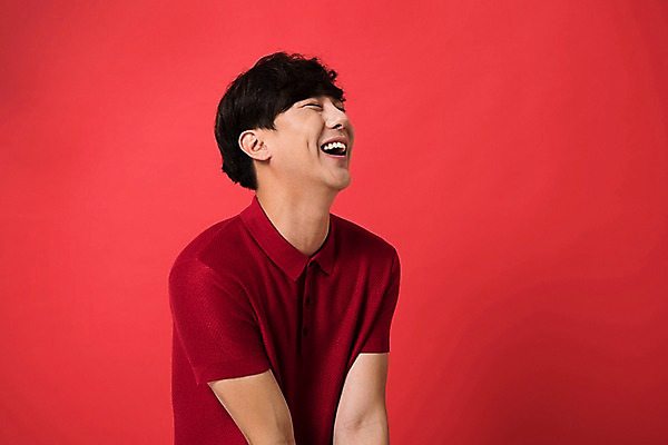 포토 JPG 스튜디오촬영 남자 컬러 사진 모션 실내 표정 한명 웃음 상반신 20대 성인 옆모습 빨간색 한국인 다홍색 빨간배경 남자한명만 성인남자한명만 국내포토 1 뷰포인트 백그라운드 사람 동양인 청년 내부 남자만 성인남자만 파일형식