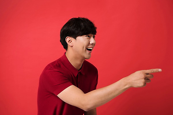 포토 JPG 스튜디오촬영 남자 컬러 사진 모션 실내 표정 한명 웃음 손짓 상반신 20대 성인 옆모습 빨간색 한국인 가리킴 포인트 다홍색 빨간배경 남자한명만 성인남자한명만 국내포토 1 뷰포인트 백그라운드 사람 동양인 청년 내부 금융 남자만 성인남자만 파일형식