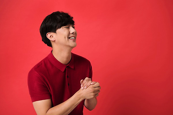 포토 JPG 스튜디오촬영 남자 컬러 사진 모션 실내 표정 한명 웃음 상반신 20대 성인 옆모습 빨간색 눈감음 한국인 기도 예배 손모으기 합격기원 간절함 다홍색 빨간배경 남자한명만 성인남자한명만 국내포토 1 뷰포인트 백그라운드 컨셉 사람 동양인 손짓 청년 내부 합격 남자만 성인남자만 파일형식