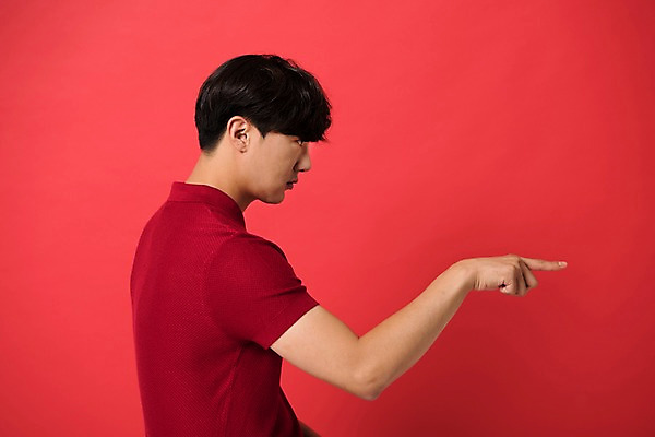 포토 JPG 스튜디오촬영 남자 컬러 사진 모션 실내 무표정 한명 상반신 20대 성인 옆모습 빨간색 한국인 가리킴 포인트 다홍색 빨간배경 남자한명만 성인남자한명만 국내포토 1 감정 뷰포인트 백그라운드 표정 사람 동양인 손짓 청년 내부 금융 남자만 성인남자만 파일형식