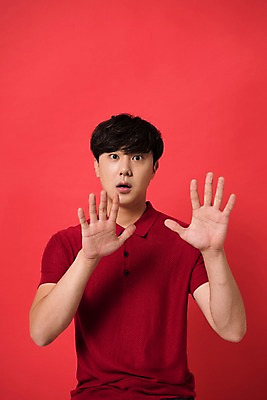 포토 JPG 스튜디오촬영 남자 컬러 사진 모션 실내 표정 한명 손짓 상반신 20대 성인 앞모습 빨간색 놀람 한국인 다홍색 빨간배경 남자한명만 성인남자한명만 국내포토 1 감정 뷰포인트 백그라운드 사람 동양인 청년 내부 남자만 성인남자만 파일형식