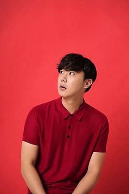 포토 JPG 스튜디오촬영 남자 컬러 사진 모션 실내 표정 한명 상반신 20대 성인 앞모습 빨간색 한국인 다홍색 빨간배경 남자한명만 성인남자한명만 국내포토 1 뷰포인트 백그라운드 사람 동양인 청년 내부 남자만 성인남자만 파일형식