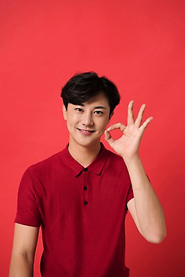 포토 JPG 스튜디오촬영 남자 컬러 사진 모션 실내 표정 한명 웃음 손짓 상반신 20대 성인 앞모습 빨간색 한국인 OK 다홍색 빨간배경 남자한명만 성인남자한명만 국내포토 1 뷰포인트 백그라운드 사람 동양인 청년 내부 남자만 성인남자만 파일형식