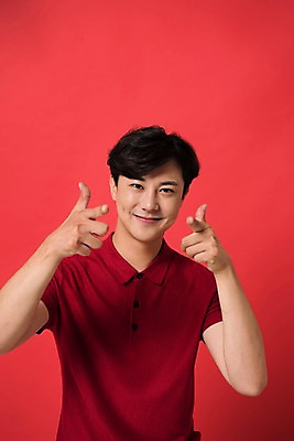 포토 JPG 스튜디오촬영 남자 컬러 사진 모션 실내 표정 한명 미소 손짓 상반신 20대 성인 앞모습 빨간색 한국인 가리킴 포인트 권총모양 다홍색 빨간배경 사랑의총알 남자한명만 성인남자한명만 국내포토 1 뷰포인트 백그라운드 사람 동양인 청년 내부 금융 남자만 성인남자만 파일형식