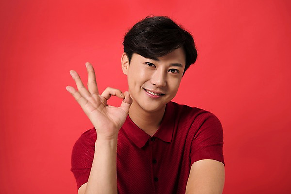 포토 JPG 스튜디오촬영 남자 컬러 사진 모션 실내 표정 한명 웃음 손짓 상반신 20대 성인 앞모습 빨간색 한국인 OK 다홍색 빨간배경 남자한명만 성인남자한명만 국내포토 1 뷰포인트 백그라운드 사람 동양인 청년 내부 남자만 성인남자만 파일형식