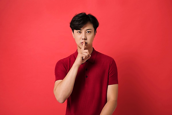 포토 JPG 스튜디오촬영 남자 컬러 사진 모션 실내 표정 한명 손짓 상반신 20대 성인 앞모습 빨간색 한국인 비밀 쉿 다홍색 빨간배경 남자한명만 성인남자한명만 국내포토 1 뷰포인트 백그라운드 컨셉 사람 동양인 청년 내부 조용 남자만 성인남자만 파일형식