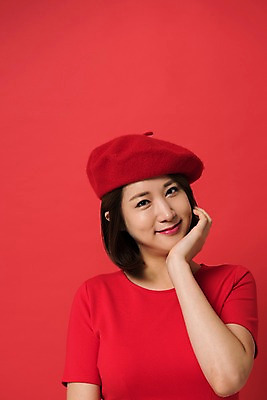 포토 JPG 스튜디오촬영 여자 컬러 사진 모션 실내 표정 한명 미소 상반신 20대 성인 앞모습 빨간색 턱괴기 한국인 베레모 다홍색 빨간배경 빵모자 여자한명만 성인여자한명만 국내포토 모자_잡화 1 뷰포인트 백그라운드 사람 동양인 청년 내부 여자만 성인여자만 파일형식