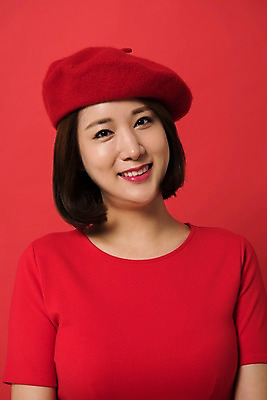 포토 JPG 스튜디오촬영 여자 컬러 사진 모션 실내 표정 한명 웃음 상반신 20대 성인 앞모습 빨간색 한국인 베레모 다홍색 빨간배경 빵모자 여자한명만 성인여자한명만 국내포토 모자_잡화 1 뷰포인트 백그라운드 사람 동양인 청년 내부 여자만 성인여자만 파일형식