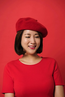 포토 JPG 스튜디오촬영 여자 컬러 사진 모션 실내 표정 한명 웃음 상반신 20대 성인 앞모습 빨간색 눈감음 한국인 베레모 다홍색 빨간배경 빵모자 여자한명만 성인여자한명만 국내포토 모자_잡화 1 뷰포인트 백그라운드 사람 동양인 청년 내부 여자만 성인여자만 파일형식