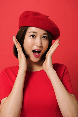 포토 JPG 스튜디오촬영 여자 컬러 사진 모션 실내 표정 한명 손짓 상반신 20대 성인 앞모습 빨간색 놀람 한국인 베레모 다홍색 빨간배경 빵모자 여자한명만 성인여자한명만 국내포토 모자_잡화 1 감정 뷰포인트 백그라운드 사람 동양인 청년 내부 여자만 성인여자만 파일형식