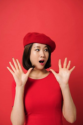 포토 JPG 스튜디오촬영 여자 컬러 사진 모션 실내 표정 한명 상반신 20대 성인 앞모습 빨간색 놀람 한국인 베레모 다홍색 빨간배경 빵모자 여자한명만 성인여자한명만 국내포토 모자_잡화 1 감정 뷰포인트 백그라운드 사람 동양인 청년 내부 여자만 성인여자만 파일형식