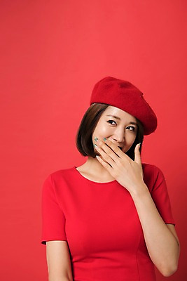 포토 JPG 스튜디오촬영 여자 컬러 사진 모션 실내 표정 한명 웃음 상반신 20대 성인 앞모습 빨간색 한국인 입가림 베레모 다홍색 빨간배경 빵모자 여자한명만 성인여자한명만 국내포토 모자_잡화 1 뷰포인트 백그라운드 사람 동양인 청년 내부 가림 여자만 성인여자만 파일형식