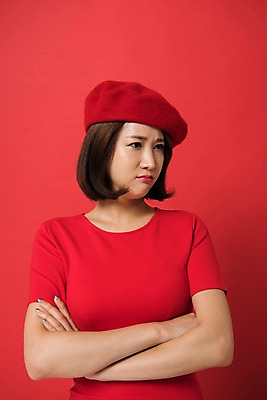 포토 JPG 스튜디오촬영 여자 컬러 사진 모션 실내 표정 한명 상반신 20대 성인 앞모습 빨간색 팔짱 한국인 베레모 삐침 다홍색 빨간배경 빵모자 토라짐 여자한명만 성인여자한명만 국내포토 모자_잡화 1 감정 뷰포인트 백그라운드 컨셉 사람 동양인 청년 내부 여자만 성인여자만 파일형식