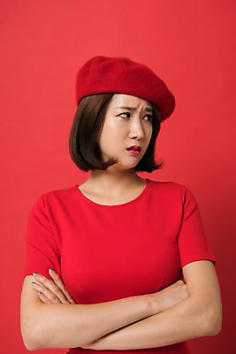 포토 JPG 스튜디오촬영 여자 컬러 사진 모션 실내 표정 한명 상반신 20대 성인 앞모습 빨간색 팔짱 한국인 짜증 베레모 다홍색 빨간배경 빵모자 여자한명만 성인여자한명만 국내포토 모자_잡화 1 감정 뷰포인트 백그라운드 사람 동양인 청년 내부 여자만 성인여자만 파일형식