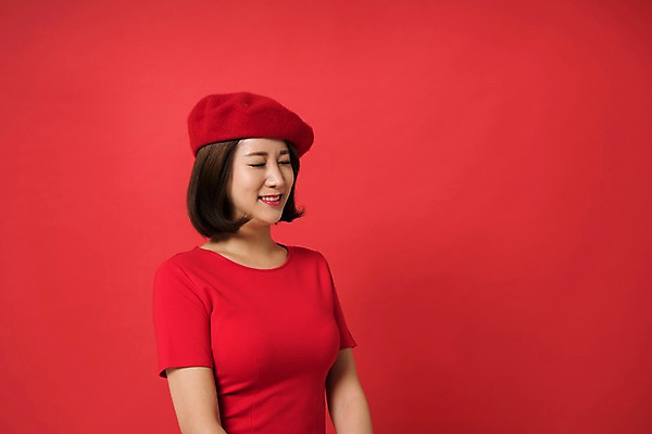 포토 JPG 스튜디오촬영 여자 컬러 사진 모션 실내 표정 한명 웃음 상반신 20대 성인 옆모습 빨간색 눈감음 한국인 베레모 다홍색 빨간배경 빵모자 여자한명만 성인여자한명만 국내포토 모자_잡화 1 뷰포인트 백그라운드 사람 동양인 청년 내부 여자만 성인여자만 파일형식