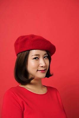 포토 JPG 스튜디오촬영 여자 컬러 사진 모션 실내 표정 한명 미소 상반신 20대 성인 옆모습 빨간색 한국인 베레모 다홍색 빨간배경 빵모자 여자한명만 성인여자한명만 국내포토 모자_잡화 1 뷰포인트 백그라운드 사람 동양인 청년 내부 여자만 성인여자만 파일형식