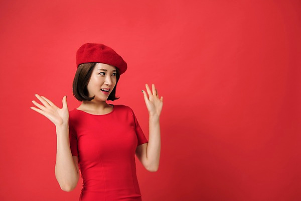 포토 JPG 스튜디오촬영 여자 컬러 사진 모션 실내 표정 한명 손짓 상반신 20대 성인 앞모습 빨간색 놀람 한국인 베레모 다홍색 빨간배경 빵모자 여자한명만 성인여자한명만 국내포토 모자_잡화 1 감정 뷰포인트 백그라운드 사람 동양인 청년 내부 여자만 성인여자만 파일형식
