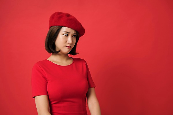 포토 JPG 스튜디오촬영 여자 컬러 사진 모션 실내 표정 한명 상반신 20대 성인 앞모습 빨간색 한국인 베레모 삐침 노려봄 다홍색 빨간배경 빵모자 토라짐 여자한명만 성인여자한명만 국내포토 모자_잡화 1 감정 뷰포인트 백그라운드 컨셉 사람 동양인 청년 내부 여자만 성인여자만 파일형식