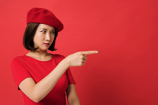 포토 JPG 스튜디오촬영 여자 컬러 사진 모션 실내 표정 한명 손짓 상반신 20대 성인 앞모습 빨간색 한국인 가리킴 포인트 베레모 노려봄 다홍색 빨간배경 빵모자 여자한명만 성인여자한명만 국내포토 모자_잡화 1 뷰포인트 백그라운드 사람 동양인 청년 내부 금융 여자만 성인여자만 파일형식