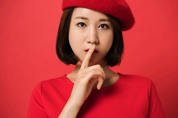 포토 JPG 스튜디오촬영 여자 컬러 사진 모션 실내 표정 한명 손짓 상반신 20대 성인 앞모습 빨간색 한국인 비밀 쉿 베레모 다홍색 빨간배경 빵모자 여자한명만 성인여자한명만 국내포토 모자_잡화 1 뷰포인트 백그라운드 컨셉 사람 동양인 청년 내부 조용 여자만 성인여자만 파일형식