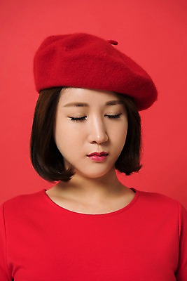 포토 JPG 스튜디오촬영 여자 컬러 사진 모션 실내 한명 상반신 20대 성인 앞모습 빨간색 눈감음 한국인 베레모 다홍색 빨간배경 빵모자 여자한명만 성인여자한명만 국내포토 모자_잡화 1 뷰포인트 백그라운드 사람 동양인 청년 내부 여자만 성인여자만 파일형식