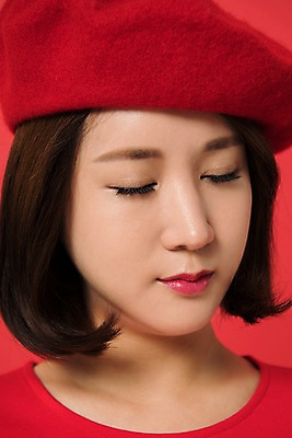 포토 JPG 스튜디오촬영 여자 컬러 사진 모션 실내 한명 근접촬영 상반신 20대 성인 앞모습 빨간색 눈감음 한국인 베레모 다홍색 빨간배경 빵모자 여자한명만 성인여자한명만 국내포토 모자_잡화 1 뷰포인트 백그라운드 사람 동양인 청년 내부 여자만 성인여자만 파일형식