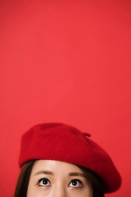 포토 JPG 스튜디오촬영 여자 컬러 사진 실내 한명 근접촬영 상반신 20대 성인 앞모습 신체부위 빨간색 한국인 올려보기 베레모 다홍색 빨간배경 빵모자 안구 여자한명만 성인여자한명만 국내포토 모자_잡화 1 뷰포인트 백그라운드 모션 사람 동양인 청년 내부 여자만 성인여자만 파일형식