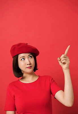 포토 JPG 스튜디오촬영 여자 컬러 사진 모션 실내 표정 한명 손짓 상반신 20대 성인 앞모습 빨간색 한국인 올려보기 가리킴 포인트 베레모 다홍색 빨간배경 빵모자 여자한명만 성인여자한명만 국내포토 모자_잡화 1 뷰포인트 백그라운드 사람 동양인 청년 내부 금융 여자만 성인여자만 파일형식