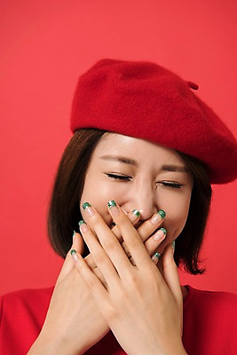 포토 JPG 스튜디오촬영 여자 컬러 사진 모션 실내 한명 웃음 상반신 20대 성인 앞모습 빨간색 눈감음 한국인 입가림 베레모 다홍색 빨간배경 빵모자 여자한명만 성인여자한명만 국내포토 모자_잡화 1 뷰포인트 백그라운드 표정 사람 동양인 청년 내부 가림 여자만 성인여자만 파일형식