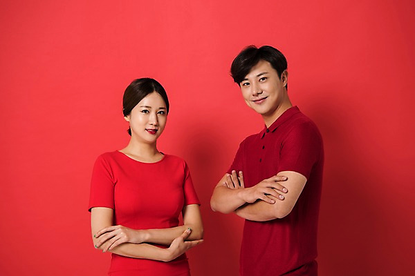 포토 JPG 스튜디오촬영 커플 여자 남자 컬러 사진 모션 실내 표정 서기 웃음 상반신 20대 성인 두명 앞모습 빨간색 팔짱 한국인 다홍색 빨간배경 성인만 국내포토 뷰포인트 관계 사람 동양인 청년 내부 파일형식 인종