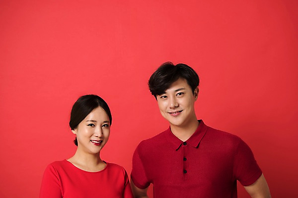 포토 JPG 스튜디오촬영 커플 여자 남자 컬러 사진 모션 실내 표정 웃음 상반신 20대 성인 두명 앞모습 빨간색 한국인 다홍색 빨간배경 성인만 국내포토 뷰포인트 백그라운드 관계 사람 동양인 청년 내부 파일형식