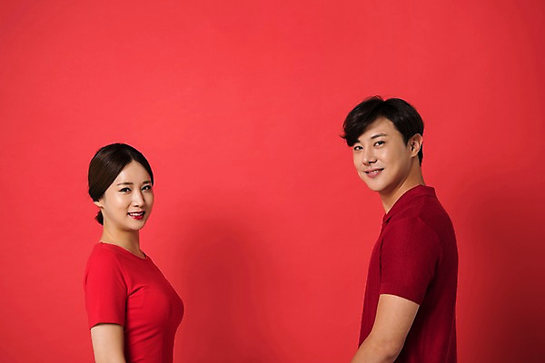 포토 JPG 스튜디오촬영 커플 여자 남자 컬러 사진 모션 실내 표정 서기 웃음 상반신 20대 성인 두명 옆모습 빨간색 한국인 다홍색 빨간배경 성인만 국내포토 뷰포인트 백그라운드 관계 사람 동양인 청년 내부 파일형식