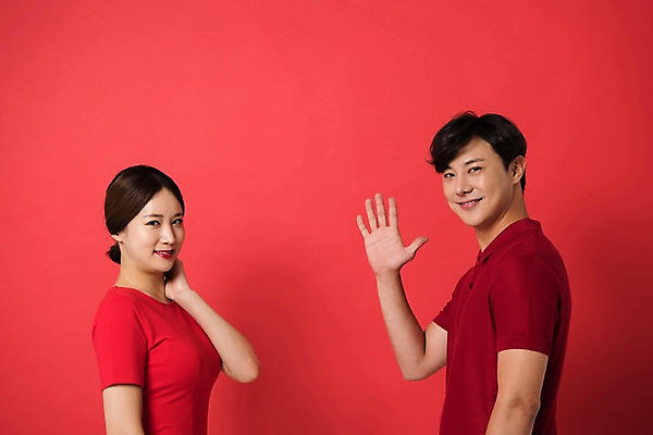 포토 JPG 스튜디오촬영 커플 여자 남자 컬러 사진 모션 실내 표정 서기 웃음 손짓 상반신 20대 성인 두명 옆모습 빨간색 한국인 다홍색 빨간배경 성인만 국내포토 뷰포인트 관계 사람 동양인 청년 내부 파일형식 인종
